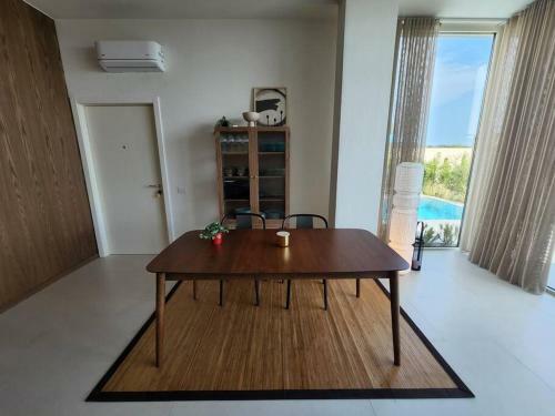 Spacious Swimming Pool Villa 99, Palas�