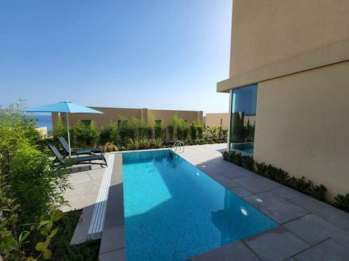 Spacious Swimming Pool Villa 99, Palas�