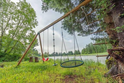 Riverfront Home W/ Sauna, Tub & Beautiful Views