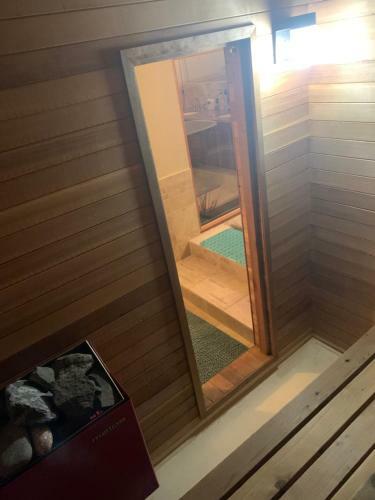 Riverfront Home W/ Sauna, Tub & Beautiful Views
