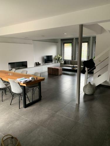 Groot Modern Huis Met Priv� Kamer