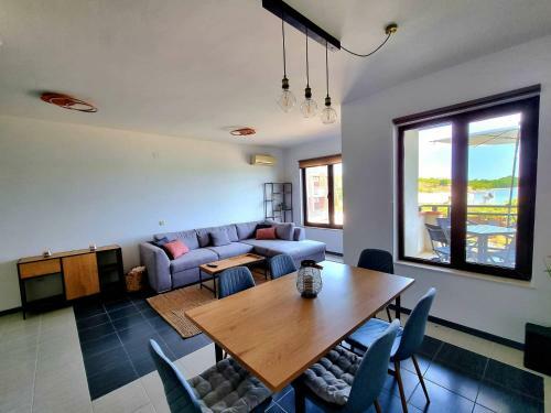 Cozy Bright 2bd Apartment With Sea View
