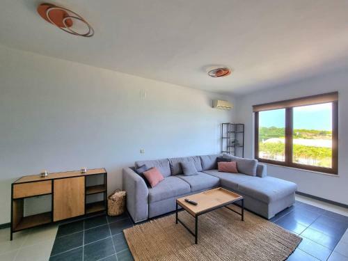 Cozy Bright 2bd Apartment With Sea View