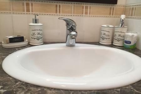 Entire 1-bedroom Apartment Centrally Located