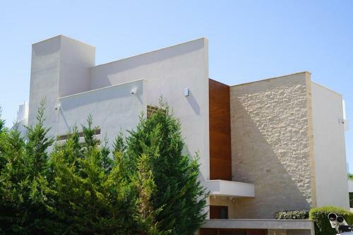 Luxury Villa Next To Parklane Hotel.