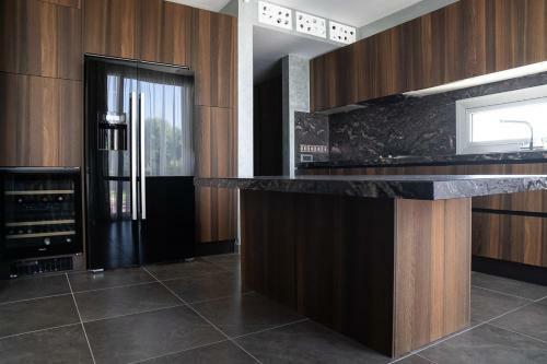 Luxury Villa Next To Parklane Hotel.