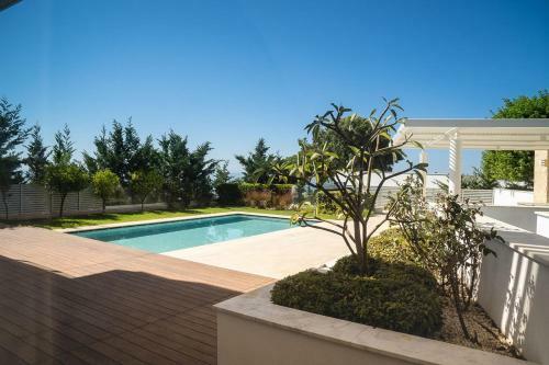Luxury Villa Next To Parklane Hotel.