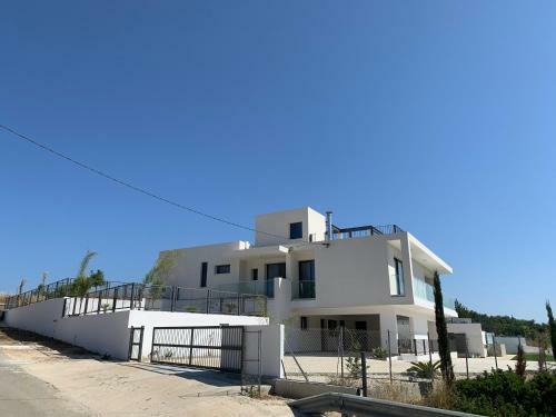 Villa Chrysanthia 2- Brand New 4 Bedroom Villa