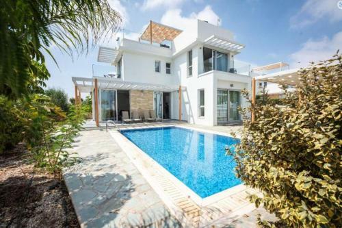 Remarkable 3-bed House In Paralimni