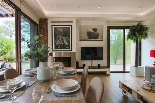 Phaedrus Living: Forest View Luxury Villa Chantara