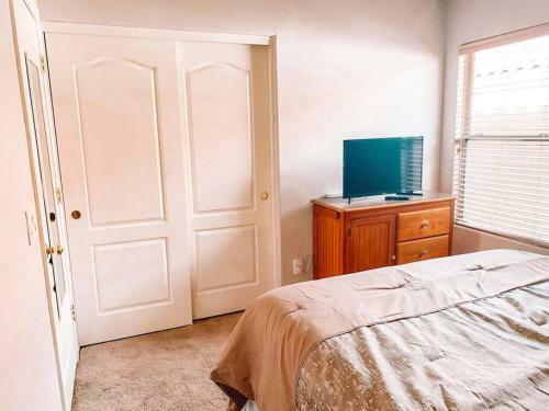 Villa Pet Friendly! Huge Pool House With Fun Backyard