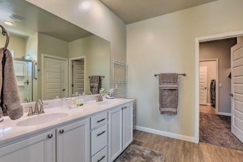 Delightful Family-friendly House With Fire Pit!