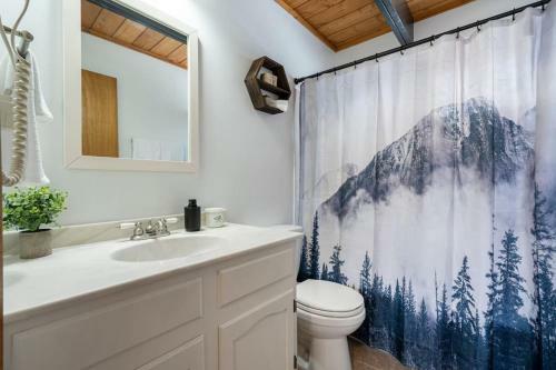 The Matterhorn I Hottub I Ping Pong I Chalk Wall