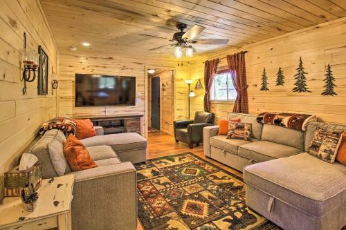 Serene Family Cabin With Fire Pit And Jungle Gym!