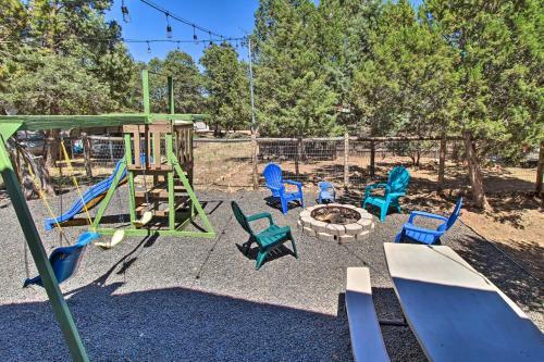Serene Family Cabin With Fire Pit And Jungle Gym!