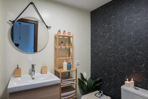 Street Level Apartment. Swimming Pool, Wifi,