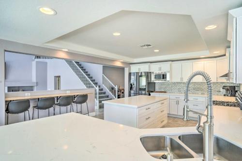 Lavish House With Home Theater And Fireplaces!