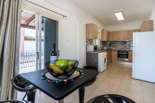 Seashore 3-br Villa In Oroklini