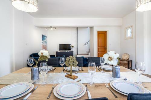 Seashore 3-br Villa In Oroklini