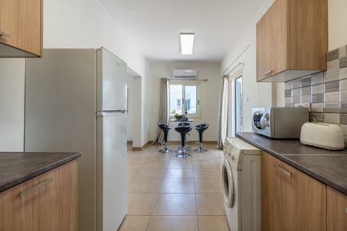 Seashore 3-br Villa In Oroklini