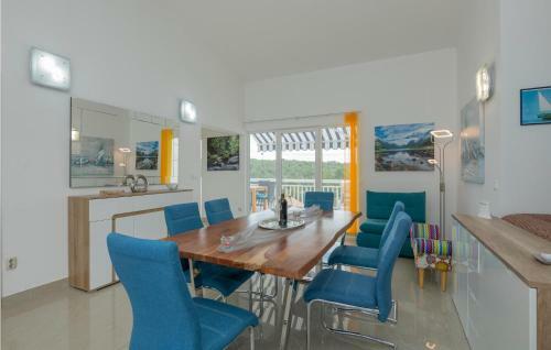 Awesome Apartment In Vrboska With 2 Bedrooms