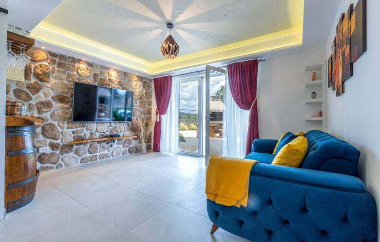 Nice Home In Vrlika With Wifi And 4 Bedrooms