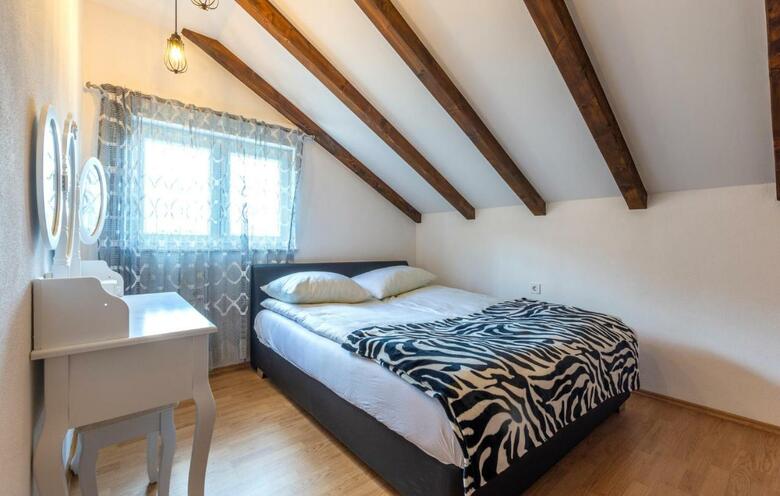 Nice Home In Vrlika With Wifi And 4 Bedrooms