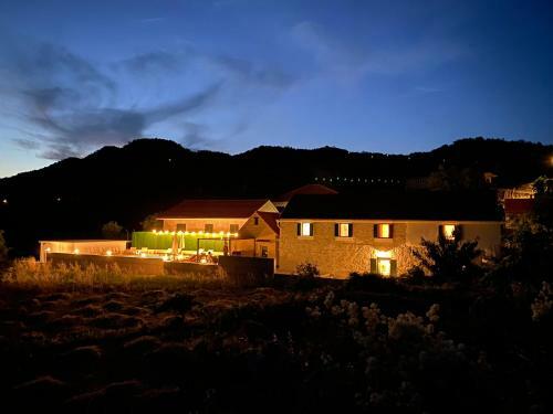 Charming And Authentic Stone Villa Stani?