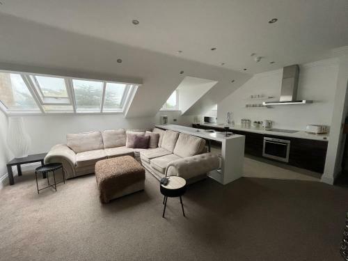 Modern 1 Bed Penthouse Apartment In Private Estate