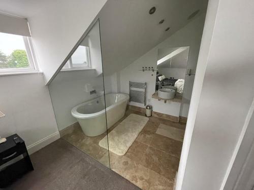 Modern 1 Bed Penthouse Apartment In Private Estate