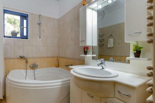 Villa Artemis - Luxury Home Over Lourdas Bay