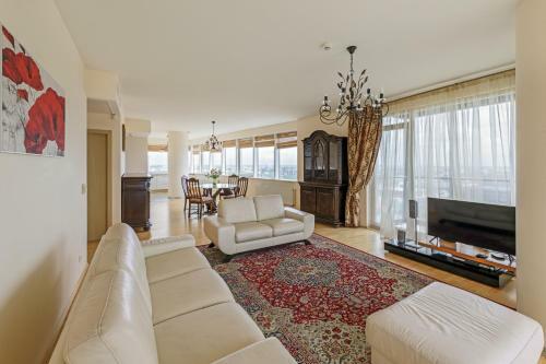 Sea View Apartment On 19th Floor