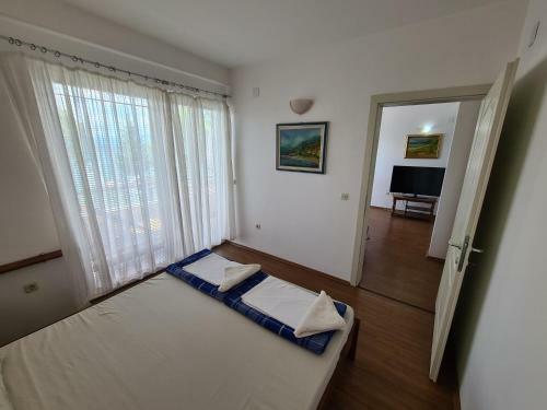 Hostal Restaurant & Apartments Lipa