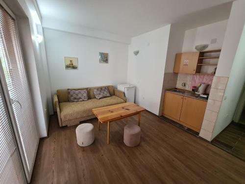 Hostal Restaurant & Apartments Lipa