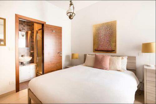 Luxury Seafront 2 Bedroom Apartment In Spinola Bay