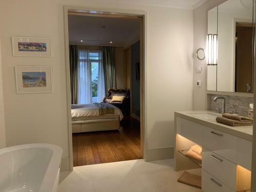 Dark Stallion Apartment In Porto Montenegro