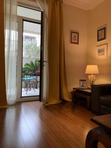 Dark Stallion Apartment In Porto Montenegro