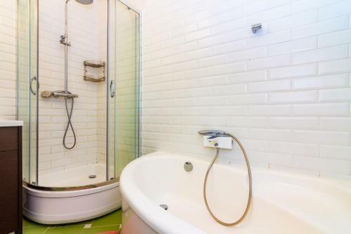Spacious And Fresh Apartment In Riga's Noble Nest