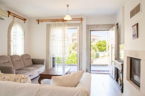Peaceful House With A Lovely Backyard In Cesme