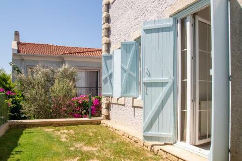 Peaceful House With A Lovely Backyard In Cesme