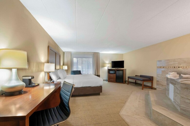 Hotel Comfort Inn & Suites North At The Pyramids
