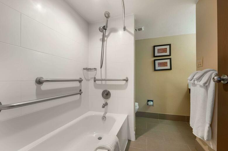 Hotel Comfort Inn & Suites North At The Pyramids