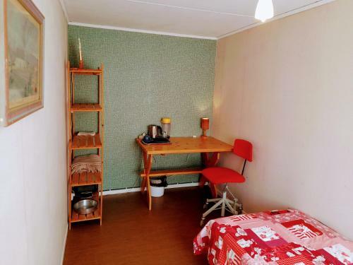 Hostal Single Bedroom, Outside Toilet, Shower, Kitchen. 120 M From Sandbach