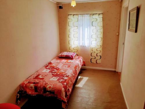 Hostal Single Bedroom, Outside Toilet, Shower, Kitchen. 120 M From Sandbach