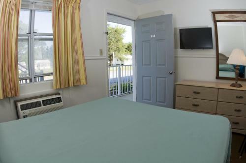Long Acres Motel & Cottages