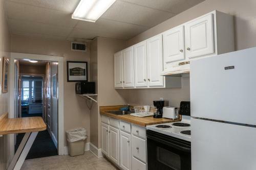 The Admiral Hotel/motel