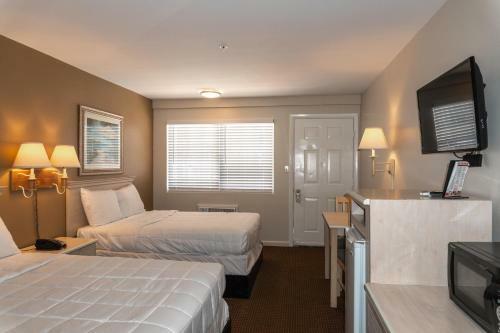 The Admiral Hotel/motel