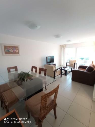 Apartamento De 2 Dormitorios Con Parrillero En Punta Del Este