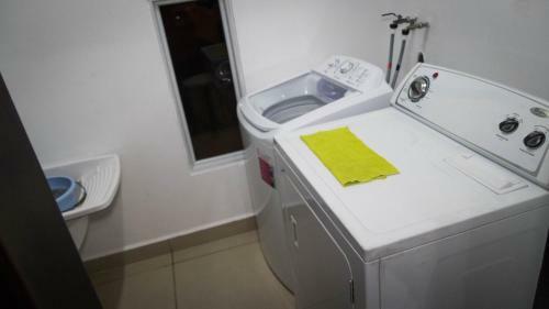 Apartamento Modern Condo, Great Location!