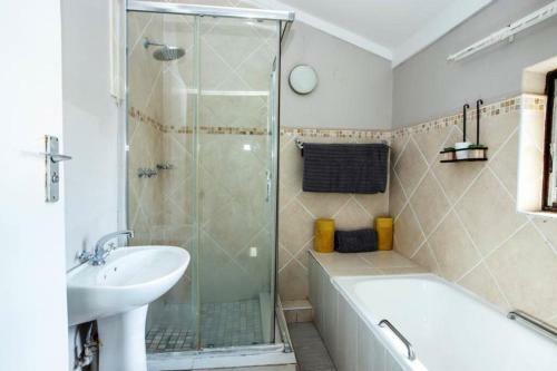 Apartamento Lovely, Modern 2-bedroom Flat With A Pool & Bbq